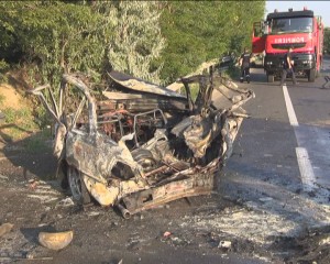 DUPĂ IMPACT, MAŞINA A EXPLODAT. ŞOFERUL S-A SALVAT ÎN ULTIMUL MOMENT