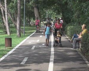 PISTELE DE BICICLETE CREEAZĂ PROBLEME. NU MAI RĂMÂNE LOC PENTRU PIETONI