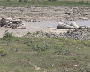 PODUL DE TUBURI S-A DĂRÂMAT. A VENIT APA ŞI L-A LUAT