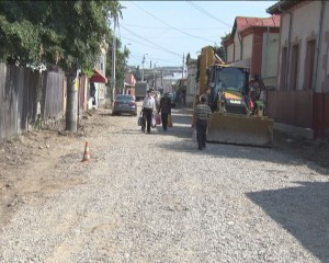 PROBLEME PE STRADA POMPILIU ŞTEFU. CANALIZAŢIILE VOR ÎNTÂRZIA ASFALTAREA