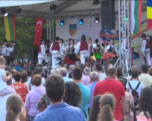 PARADA COSTUMELOR, PE BULEVARD ŞI ÎN CRÂNG, LA FINALUL FESTIVALULUI INTERNAŢIONAL DE DANSURI FOLCLORICE