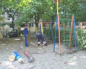 SE REPARĂ LOCURILE DE JOACĂ. VOR FI CONSTRUITE ÎNCĂ CINCI ASTFEL DE SPAŢII PENTRU COPII