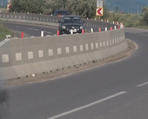 MĂSURI PENTRU SIGURANŢA RUTIERĂ. PLĂCUŢE REFLECTORIZANTE PENTRU SEPARATORII DE SENS