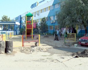 LA JOACĂ ÎMPREUNĂ. LOCURI DE JOACĂ COMUNE PENTRU COPII ŞI PENTRU ADULŢI