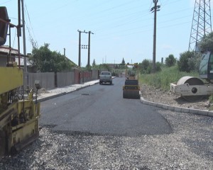ASFALT PE DRUMURI DE PĂMÂNT. PRIMUL COVOR ASFALTIC A FOST AŞTERNUT