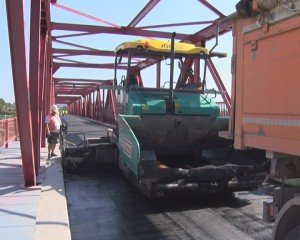 A ÎNCEPUT ASFALTAREA PE PODUL MĂRĂCINENI. RESPONSABILII DE LUCRĂRI, CONVOCAŢI LA PREFECTURĂ