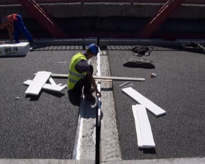 GATA CU ASFALTAREA, URMEAZĂ ROSTURILE. LUCRĂRI PE FINAL LA PODUL MĂRĂCINENI