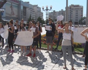 PROTEST LA PALAT. UN GRUP DE ELEVI A CERUT SĂ VORBEASCĂ CU PRIMARUL