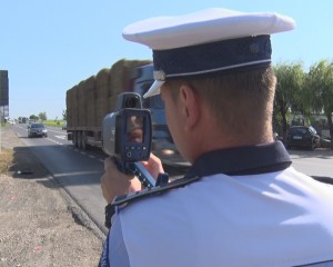 CU PISTOLUL ŢINTIT SPRE MAŞINI. APARAT RADAR NOU LA POLIŢIA RUTIERĂ BUZĂU