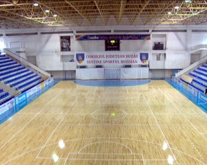 SALA SPORTURILOR, PREGĂTITĂ PENTRU ELITĂ. S-A INSTALAT NOUA SUPRAFAŢĂ DE JOC