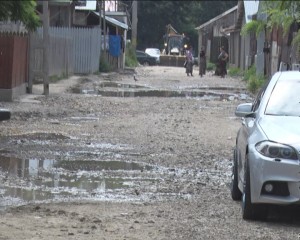 CÂND SE TOARNĂ ASFALTUL? DRUMURILE PREGĂTITE PENTRU ASFALTARE AU RĂMAS ÎNCĂ DE PĂMÂNT