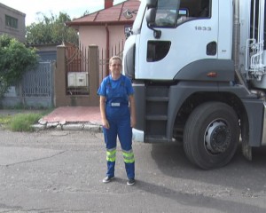 UNICĂ ÎN ŢARĂ. DANIELA CONDUCE O AUTOSPECIALĂ RER