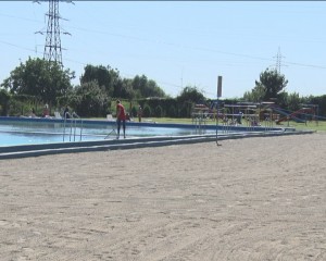 CEL MAI IEFTIN ŞTRAND DIN ŢARĂ. ACCESUL ÎN COMPLEXUL DIN PARCUL TINERETULUI, DOAR 5 LEI