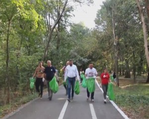 ZIUA CURĂŢENIEI, ÎN PARCUL CRÂNG 2,5 TONE DE DEŞEURI, STRÂNSE DE VOLUNTARI