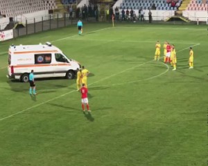 INCIDENT GRAV PE STADIONUL GLORIA. FOTBALIST TRANSPORTAT DE URGENŢĂ LA SPITAL