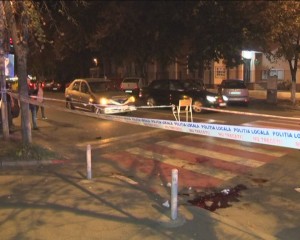 BĂRBAT ÎNJUNGHIAT ÎN PLINĂ STRADĂ. PRINTRE ATACATORI, DOI MINORI DE 13 ANI
