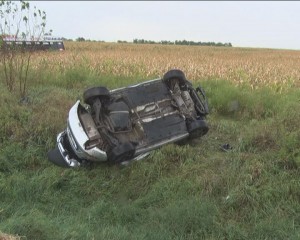 MAŞINĂ RĂSTURNATĂ, DOI TINERI RĂNIŢI. ȘOFERUL N-A ADAPTAT VITEZA LA CAROSABILUL UMED
