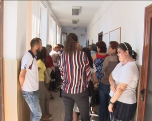 LA COADĂ ÎN HOLUL INSPECTORATULUI ŞCOLAR. GATA VACANŢA PENTRU CADRELE DIDACTICE