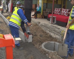 „PUITORUL” DE BORDURI. NOUL UTILAJ POATE ACOPERI PÂNĂ LA 600 DE METRI LINIARI PE ZI