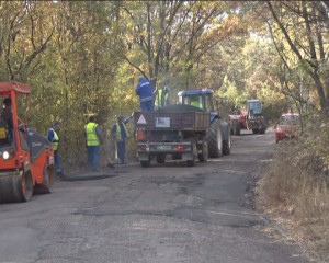 REÎNCEPE ASFALTAREA. O NOUĂ PROMISIUNE PENTRU ALEEA CĂPRIOAREI