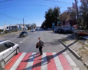 MAMĂ ŞI COPIL, LA UN PAS DE TRAGEDIE. IMAGINI SURPRINSE ÎN TRAFICUL BUZOIAN