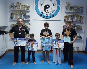 NUMEROASE MEDALII PENTRU KICKBOXERII BUZOIENI. UNUL DINTRE SPORTIVI A LUPTAT ÎN PATRU FINALE
