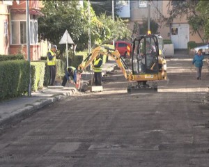 NOI ASFALTĂRI ÎN ORAŞ. LUCRĂRI DE AMPLOARE ÎN DOROBANŢI 1 ŞI BROŞTENI