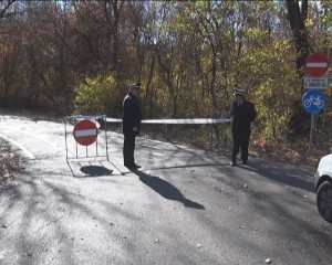 SE MONTEAZĂ BARIERELE LA CRÂNG. ALEILE DE ACCES AU FOST MARCATE