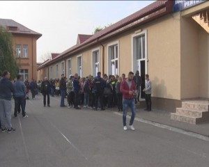 SPERANŢA UNEI ANGAJĂRI. OBIŞNUIŢI SĂ AŞTEPTE LA COADĂ