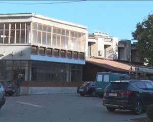 PARCARE PENTRU SPECTATORI. SE REAMENAJEAZĂ PARCAREA DE LA CASA SINDICATELOR