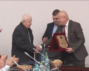 MOMENTE EMOŢIONANTE LA CONSILIUL JUDEŢEAN. LEGENDA BOXULUI BUZOIAN, CETĂŢEAN DE ONOARE