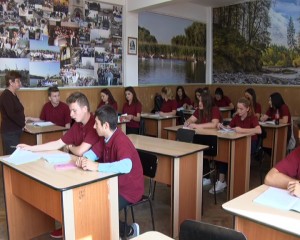 COLŢ DE NATURĂ ÎN SALA DE CLASĂ ELEVII VIN CU DRAG LA ORE LA COLEGIUL TEHNIC