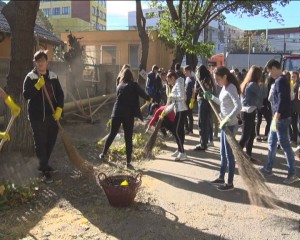 ACŢIUNE DE CURĂŢENIE, ÎN PREMIERĂ, SUB SIGLA KAIZEN. AU PARTICIPAT PESTE 500 DE ELEVI ŞI PROFESORI VOLUNTARI