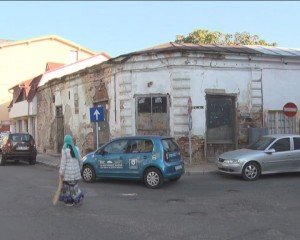 STRADĂ ÎN RUINĂ. GROPI ŞI CLĂDIRI GATA SĂ CADĂ PE FOSTA STRADĂ BISTRIŢEI