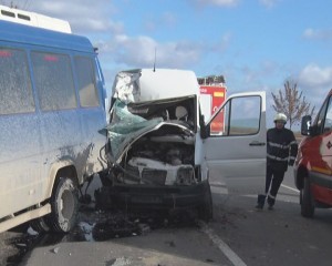 IMPACT ÎNTRE DOUĂ MICROBUZE. TREI PERSOANE RĂNITE PE E 85