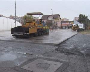 ŞANTIER LA ŞCOALA 15. SE REASFALTEAZĂ CURTEA ŞI TERENUL DE SPORT
