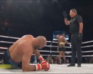 CENTURA WBA N-A MAI AJUNS LA BUZĂU. BOGDAN DINU A FOST FĂCUT KO, ÎN REPRIZA A PATRA