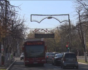 SĂRBĂTORI... ILUMINATE. AU ÎNCEPUT SĂ FIE MONTATE GHIRLANDELE LUMINOASE