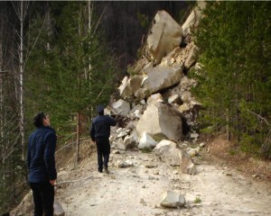 SE CERE DETONARE PE DRUMUL SPRE MĂNĂSTIRE. PREOTUL ŞI ŞAPTE MAICI, IZOLAŢI LA MÂNZĂLEŞTI
