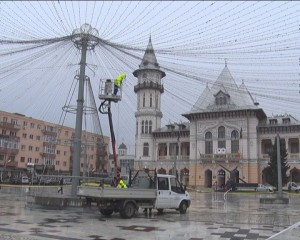 PREGĂTIRI PENTRU TÂRGUL DE CRĂCIUN. SE INSTALEAZĂ PATINOARUL ŞI PLASA DE LUMINI