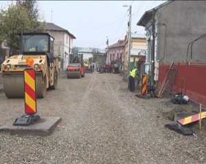 PLOAIA NU ÎNTRERUPE LUCRĂRILE. DRUMARII CONTINUĂ ASFALTARILE