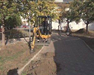 LUCRĂRI LA „SFINŢII ÎNGERI”. SE INSTALEAZĂ UN SISTEM AUTOMAT DE IRIGARE