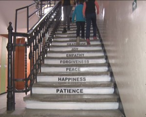 UN STROP DE CULOARE ŞI UN DRAM DE BUNĂ-DISPOZIŢIE. LA PEDAGOGIC, TREPTELE AU ROLUL DE A ÎNVESELI
