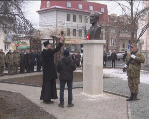 BUSTUL LUI VASILE VOICULESCU, DEZVELIT LA BUZĂU. MONUMENTUL SE AFLĂ ÎN PARCUL DE LÂNGĂ PALATUL COMUNAL