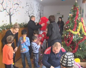MOŞ CRĂCIUN DE LA ANAF, PENTRU COPIII DINTR-UN CENTRU DE PLASAMENT