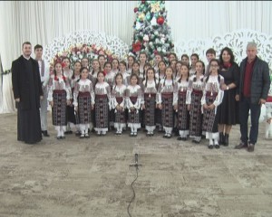 ATMOSFERĂ DE SĂRBĂTOARE LA CERNĂTEŞTI. “FLORI DE LILIAC” I-AU URAT PE ASISTAŢII DE LA ALDENI