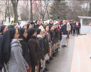 SĂRBĂTOARE LA CONSILIUL JUDEŢEAN. COLINDĂTORII LE-AU URAT ALEŞILOR JUDEŢENI