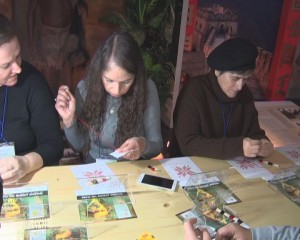 „ŞOAPTE DE LAVANDĂ.” ELEVI EUROPENI ÎNVAŢĂ SĂ COASĂ ROMÂNEŞTE