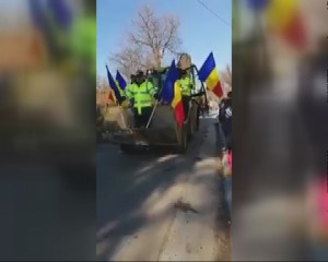 PARADĂ ATIPICĂ LA CISLĂU. MAŞINI DE GUNOI ŞI EXCAVATOR LA DEFILARE