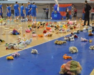 HANDBAL ŞI JUCĂRII. PLOAIE DE FIGURINE DE PLUŞ, LA BUZĂU - REŞIŢA
